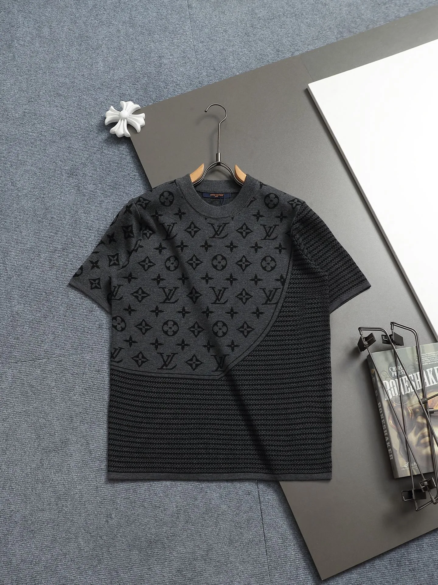🅿️220 Louis Vuitton/Louis Vuitton Sweater jacquard towel embroidery The large logo is exquisitely upgraded, inspired by the retro embroidery of the 1980s. The original fabric is the same as the official short-sleeved T-shirt. The fabric is dyed in the same vat. It feels very comfortable. The latest brick cabinet synchronization for spring and summer. Fashionable and personalized. Super versatile and good-looking. It is very suitable for both men and women. A must-have for everyone. Hang tag. Collar label. Washed wheat. Complete with three labels. Color: Black Size: S M L XL